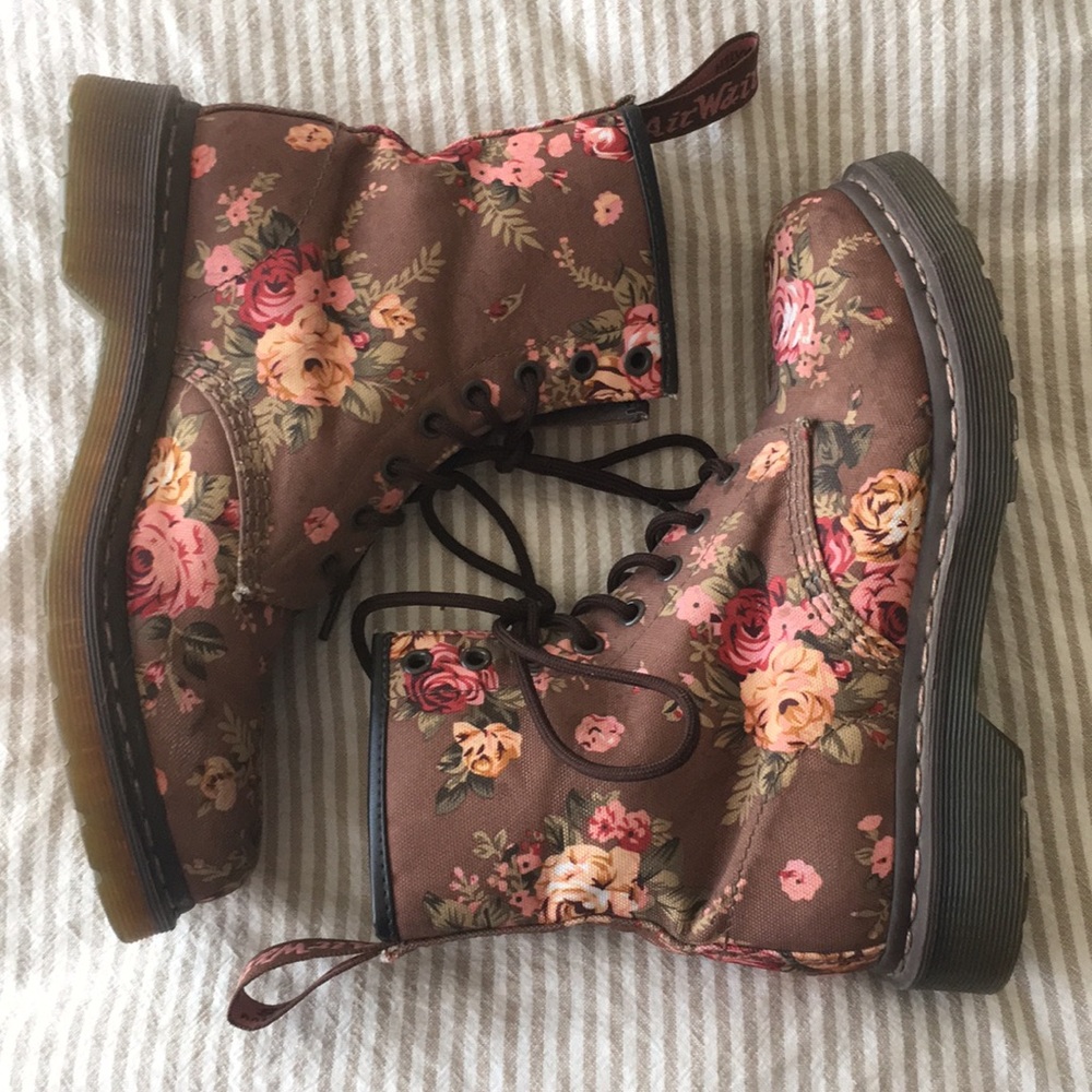 Dr. Martens 8 Taupe Victorian Flowers Boot Size 8